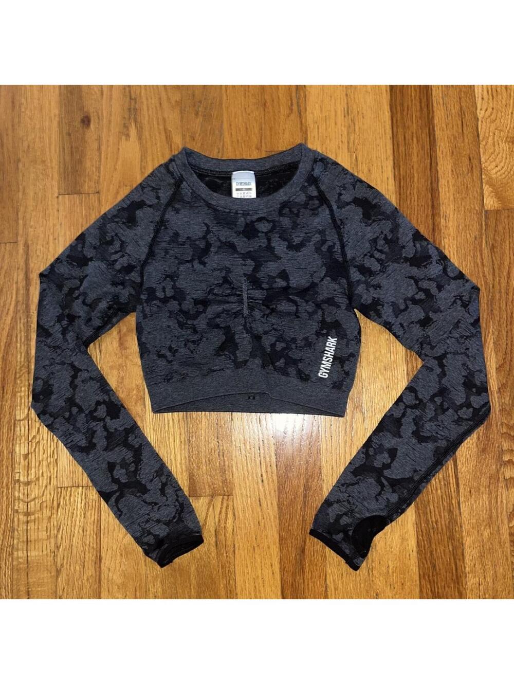 Gymshark Women's Black and Navy Crop-top
